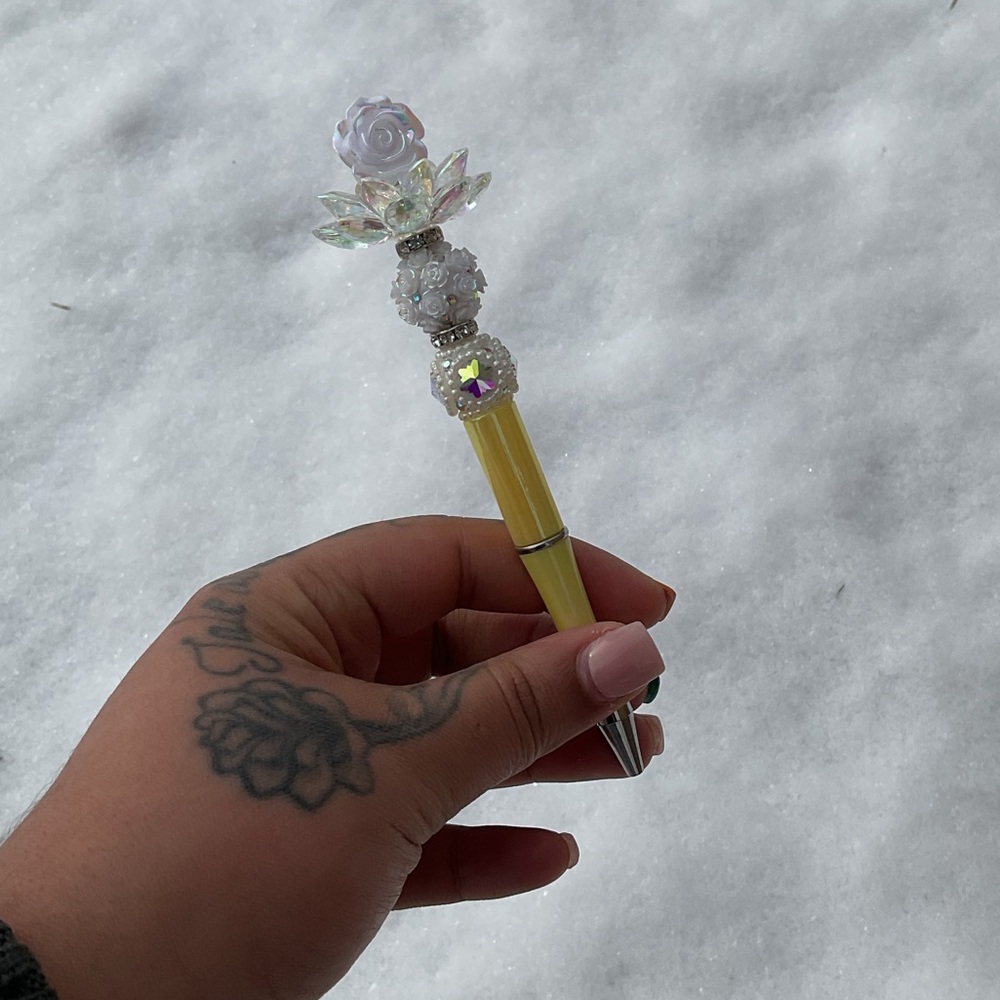 Floral yellow pen
